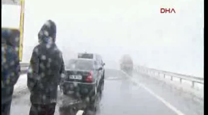 TEM'de onlarca araç birbirine girdi TEM'de onlarca araç birbirine girdi