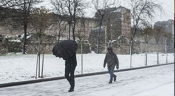 İstanbul'u fırtına vurdu! 9 binanın çatısı uçtu İstanbul'u fırtına vurdu! 9 binanın çatısı uçtu
