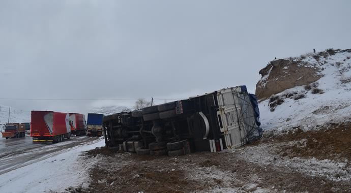 Zincirleme kazada tanker şoförü yanarak can verdi