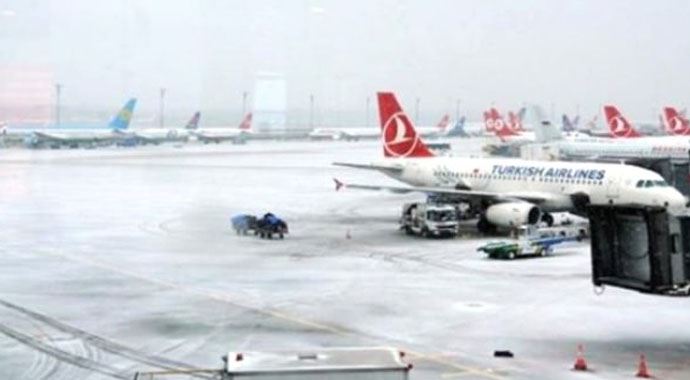 Kar hava trafiğini de vurdu! 93 sefer iptal oldu Kar hava trafiğini de vurdu! 93 sefer iptal oldu