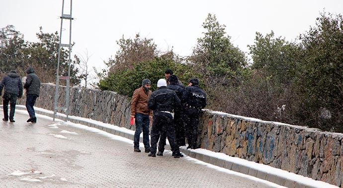Aziz Yıldırım'ın sokağında bomba paniği! Aziz Yıldırım'ın sokağında bomba paniği!