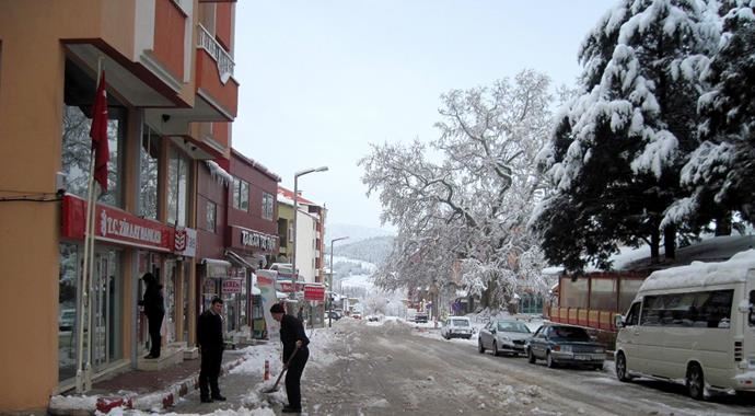Karlı yolda mahsur kalan liseliler kurtarıldı Karlı yolda mahsur kalan liseliler kurtarıldı