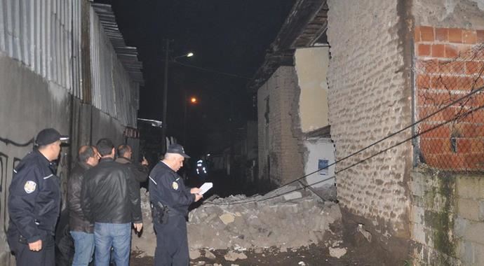 Sağanak yağış bina yıktı!