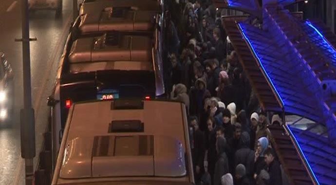 Metrobüs bozuldu, uzun kuruk oluştu Metrobüs bozuldu, uzun kuruk oluştu