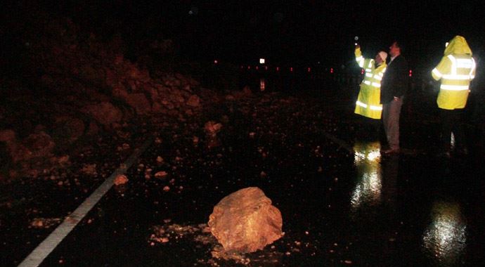 Heyelan, yolun bir şeridini ulaşıma kapattı