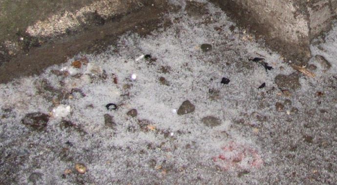 Dolu yağışı sokakları beyaza bürüdü Dolu yağışı sokakları beyaza bürüdü