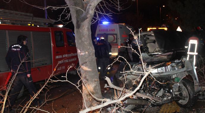 İkiye bölünen otomobilden sağ çıktılar! İkiye bölünen otomobilden sağ çıktılar!