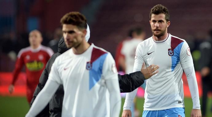 Lig yarışında geride kalan Trabzonspor'un kupaya veda etmesi morelleri bozdu Lig yarışında geride kalan Trabzonspor'un kupaya veda etmesi morelleri bozdu