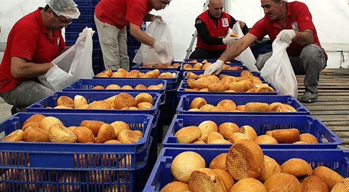 Suriyeli Türkmenlerin ekmeği Kızılay&#039;dan