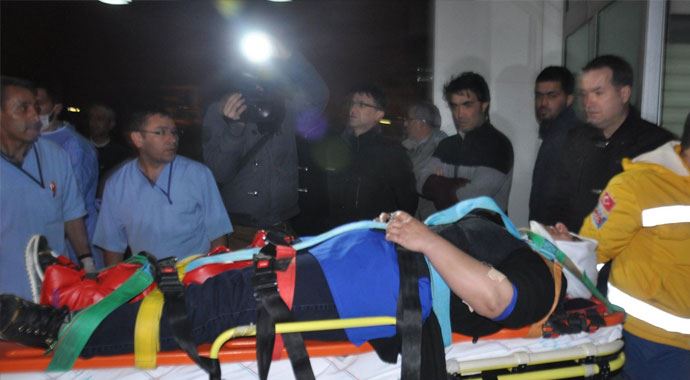 İşçileri taşıyan minibüs kamyonete çarptı