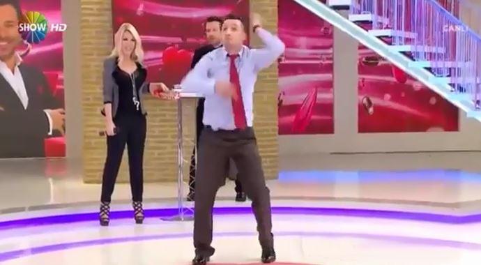 Evlenemeyen adamdan apaçi dansı Evlenemeyen adamdan apaçi dansı