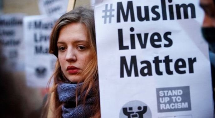 Müslümanlar BBC önüne akın etti! Müslümanlar BBC önüne akın etti!