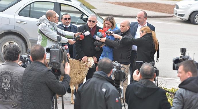Milletvekili Ensar Öğüt meclise koç ile geldi
