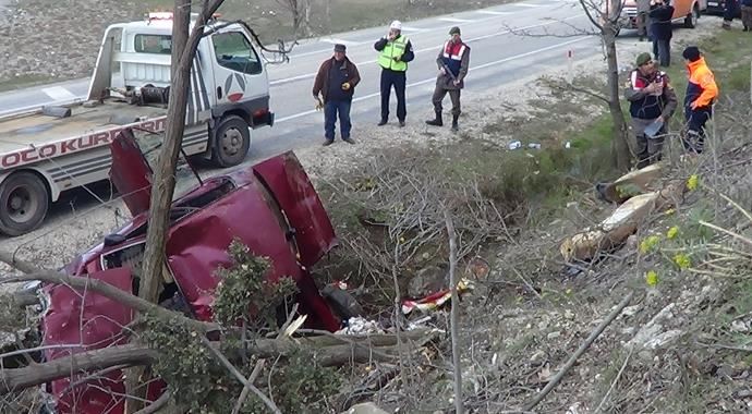 Otomobil şarampole devrildi: 1 ölü, 3 yaralı Otomobil şarampole devrildi: 1 ölü, 3 yaralı