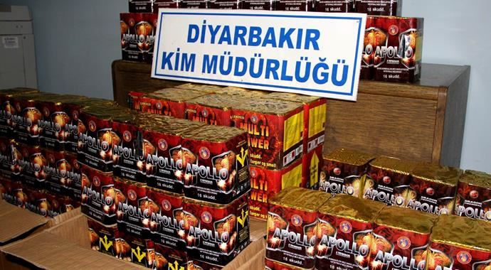 Diyarbakır'da havai fişek cephaneliği ele geçirildi Diyarbakır'da havai fişek cephaneliği ele geçirildi