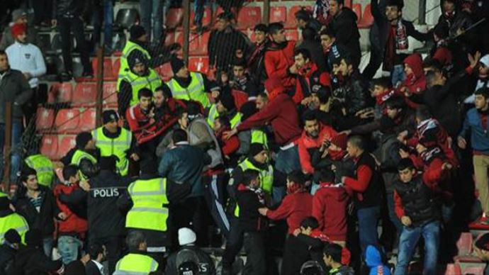 Gaziantepspor-Fenerbahçe maçında kavga! Yaralılar var Gaziantepspor-Fenerbahçe maçında kavga! Yaralılar var