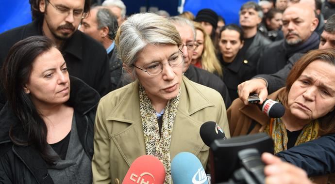 Emine Ülker Tarhan, Özgecan'ın ailesine taziye ziyaretine gitti Emine Ülker Tarhan, Özgecan'ın ailesine taziye ziyaretine gitti
