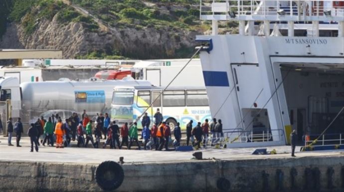Akdeniz'de 2 bin 100 göçmen kurtarıldı Akdeniz'de 2 bin 100 göçmen kurtarıldı