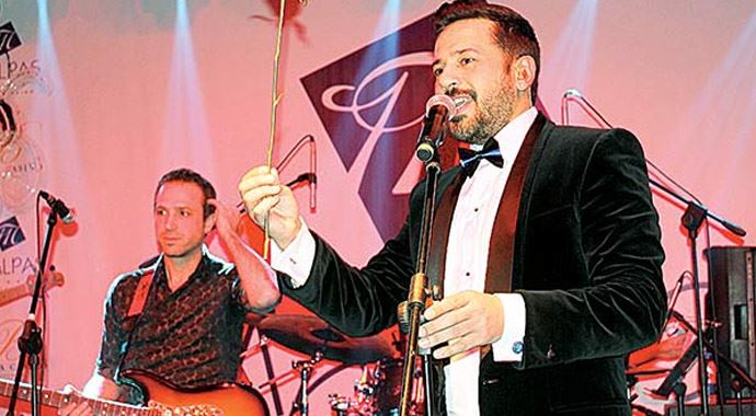 Emre Altuğ'dan Çağla Şikel'e gönderme Emre Altuğ'dan Çağla Şikel'e gönderme