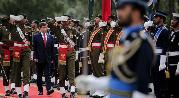 Başbakan Pakistan'da resmi törenle karşılandı Başbakan Pakistan'da resmi törenle karşılandı