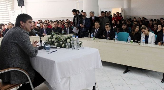 Kız öğrencinin bira sorusuna Başkandan nasihatlı yanıt Kız öğrencinin bira sorusuna Başkandan nasihatlı yanıt