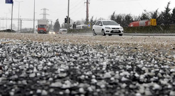 Kocaeli'nde aniden başlayan kar sürücülere zor anlar yaşattı Kocaeli'nde aniden başlayan kar sürücülere zor anlar yaşattı