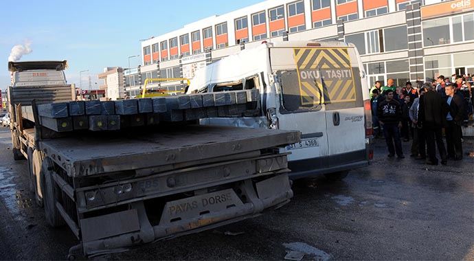 Tır, öğrenci servisine çarptı: 1 ölü 14 yaralı