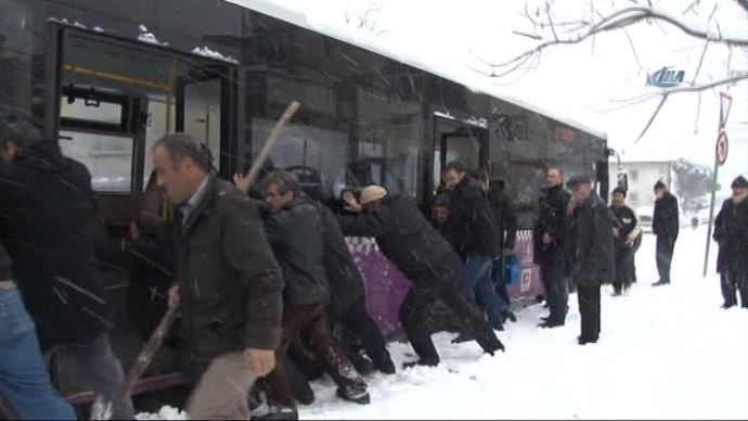 Yolda kalan otobüsü vatandaş böyle el attı