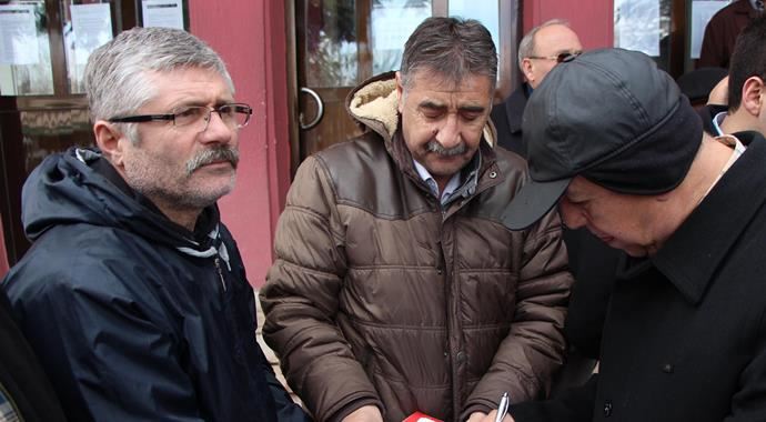 Ülkücülerden Nihat Doğan'a suç duyurusu Ülkücülerden Nihat Doğan'a suç duyurusu