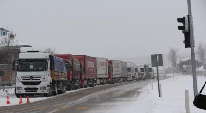 210 TIR yolda kaldı 210 TIR yolda kaldı