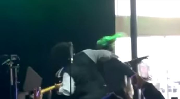 Ünlü rapçi sahnede kadın yumrukladı Ünlü rapçi sahnede kadın yumrukladı