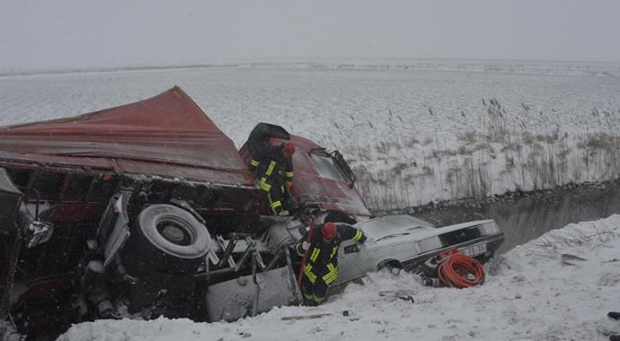 Kaygan yolda otomobile çarpan TIR su kanalına düştü, 4 yaralı