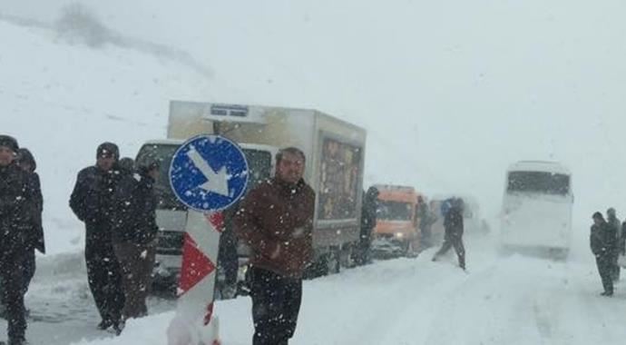 Afyonkarahisar, İzmir ve Kütahya karayolunda, ulaşım sağlanamıyor