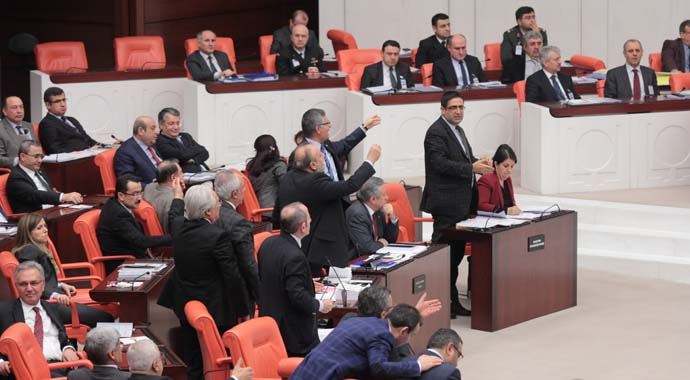 Meclis Genel Kurulu'nda vekiller yine birbirine girdi Meclis Genel Kurulu'nda vekiller yine birbirine girdi
