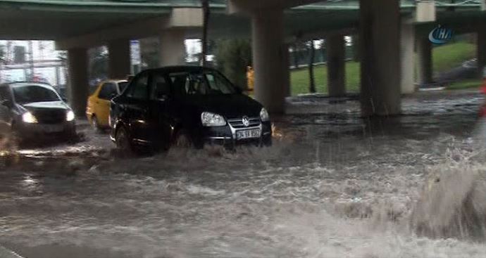 İstanbul'da yolla göle döndü İstanbul'da yolla göle döndü