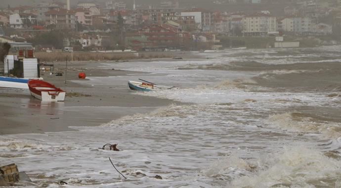 Tekirdağ'da fırtına tekneleri batırdı Tekirdağ'da fırtına tekneleri batırdı