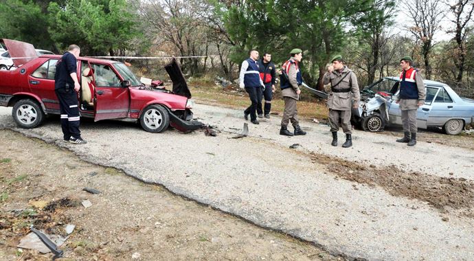 Soma'da 2 araba kafa kadaya çarpıştı, 7 yaralı var Soma'da 2 araba kafa kadaya çarpıştı, 7 yaralı var