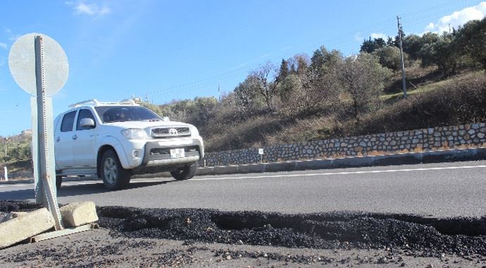 Çanakkale - İzmir yolu çöktü