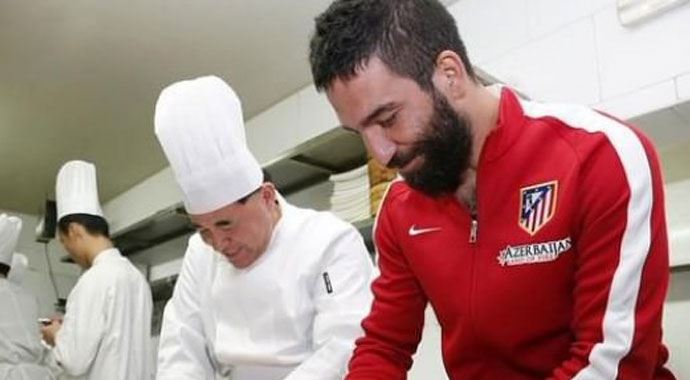 Arda Turan&#039;dan Çinli çocuklarla yemek
