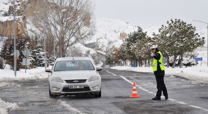 Nevşehir-Aksaray karayolu trafiğe kapandı Nevşehir-Aksaray karayolu trafiğe kapandı