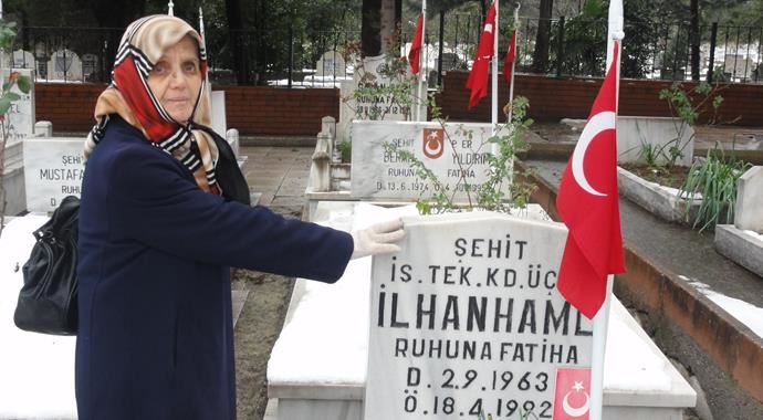 23 yıldır her cuma şehit oğlunun kabrini ziyaret ediyor 23 yıldır her cuma şehit oğlunun kabrini ziyaret ediyor