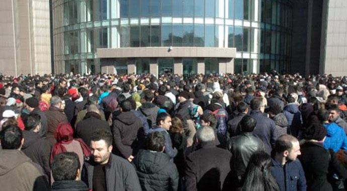 Adliye önünde katip kuyruğu Adliye önünde katip kuyruğu