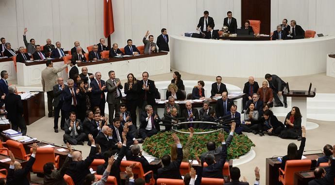 "İç Güvenlik Paketi" görüşmelerinde oturma eylemi "İç Güvenlik Paketi" görüşmelerinde oturma eylemi