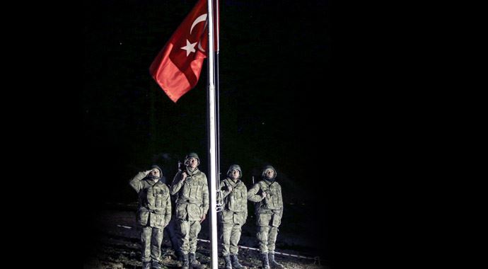 MİT uyardı, Mehmetçik 3 noktadan eş zamanlı Suriye'ye geçti MİT uyardı, Mehmetçik 3 noktadan eş zamanlı Suriye'ye geçti
