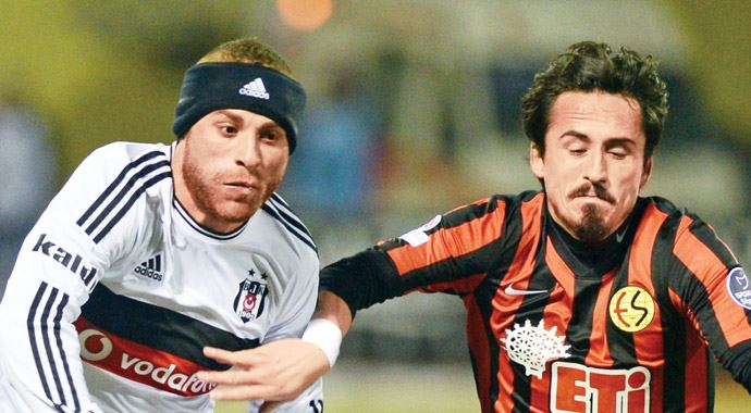 Lıverpool yorgunu Beşiktaş, liderliği Eskişehir'de bıraktı Lıverpool yorgunu Beşiktaş, liderliği Eskişehir'de bıraktı