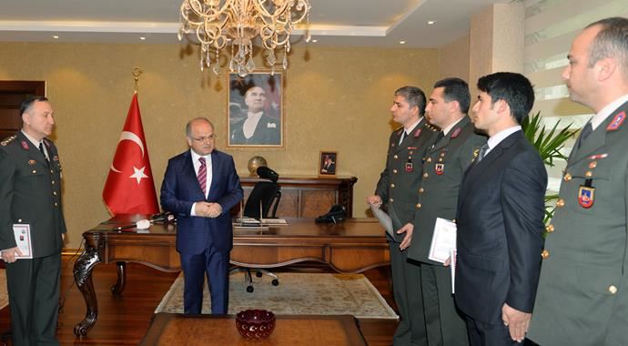Özgecan'ın katillerini bulan jandarmaya takdirname Özgecan'ın katillerini bulan jandarmaya takdirname