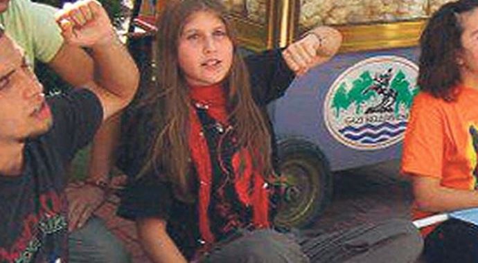 Kırmızı fularlı kızın annesi bakın hangi partiden aday Kırmızı fularlı kızın annesi bakın hangi partiden aday