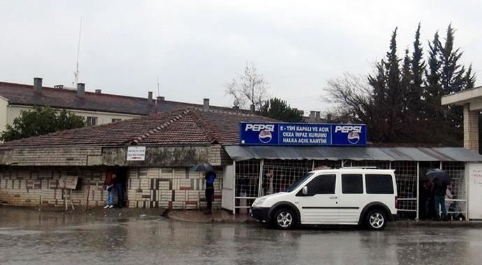 Cezaevinin kantinini soydular