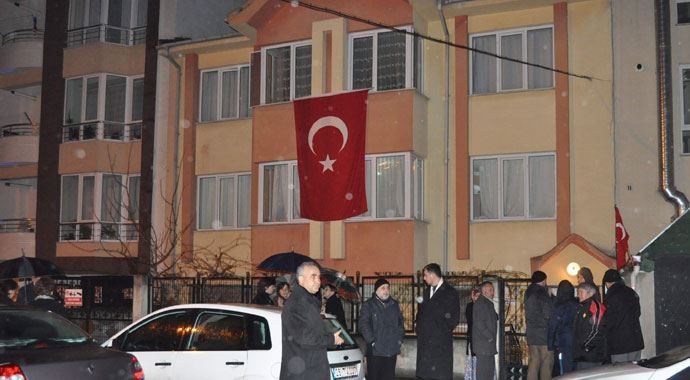 Şehit evine ateş düştü
