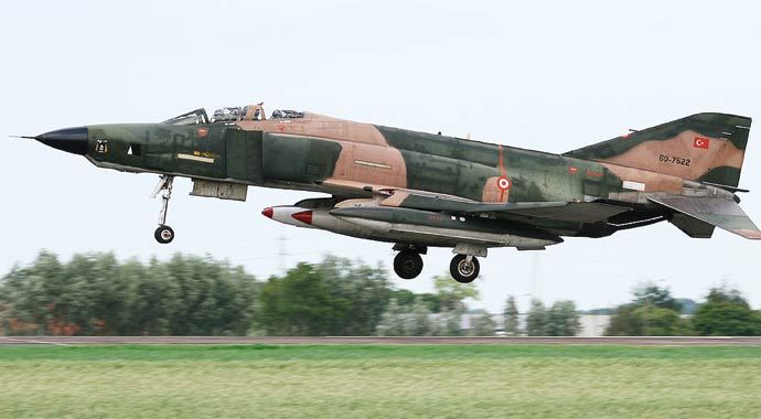 Havada çifte acı, 2 savaş uçağı aynı yere çakıldı Havada çifte acı, 2 savaş uçağı aynı yere çakıldı